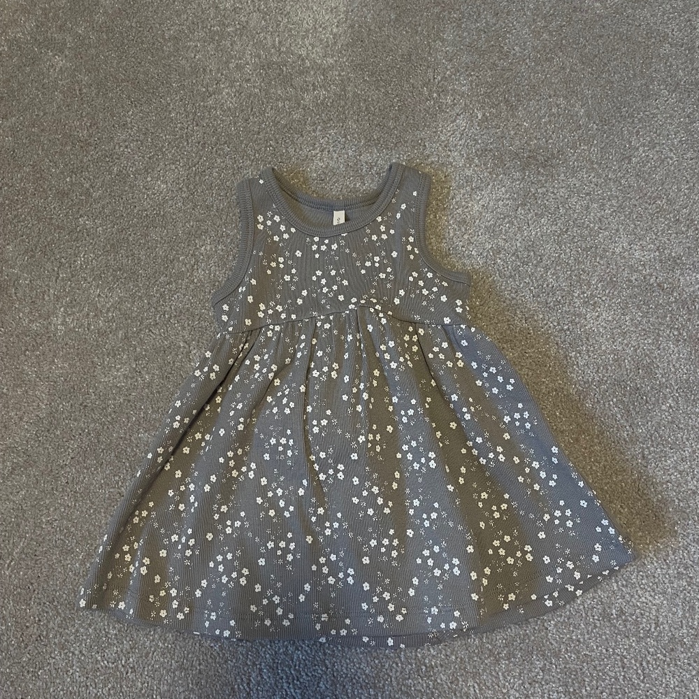 NWT QUINCY MAE GRAY FLORAL DRESS